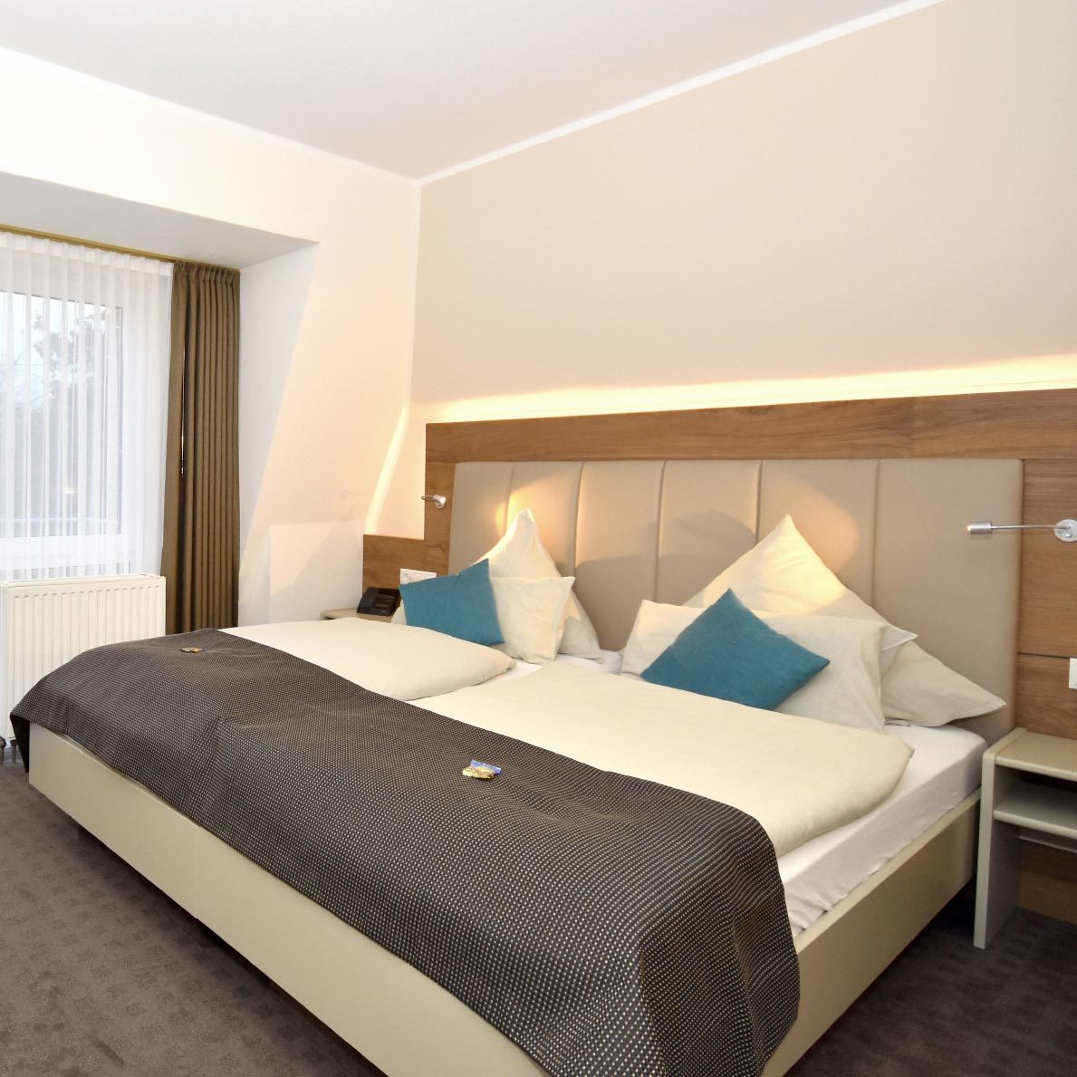 Gästezimmer mit bezogenem Bett