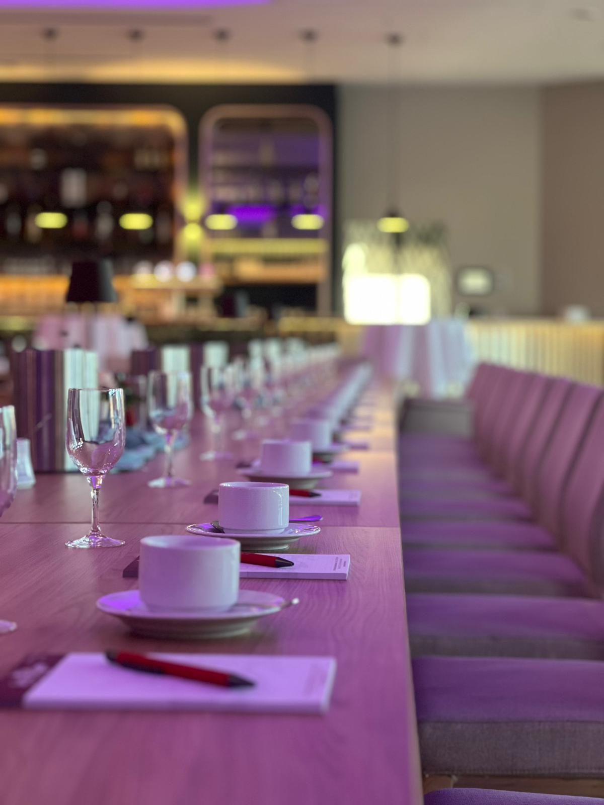 Gedeckte Tafel im Saal